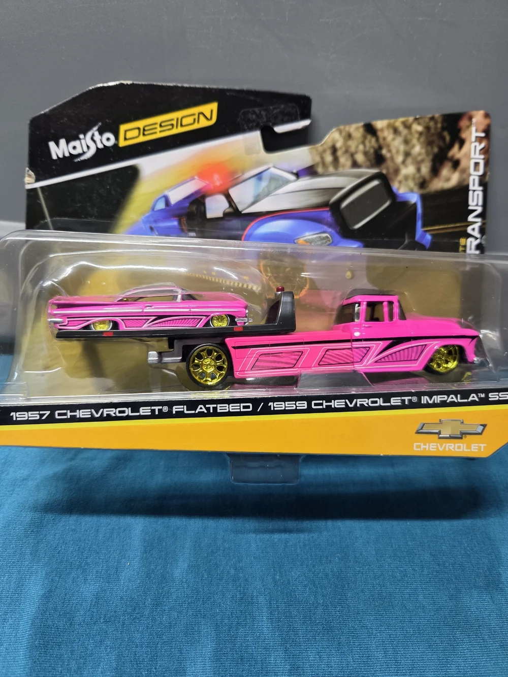 Maisto 1957 Chevrolet Flatbed Truck & 1959 Impala SS Pink 1/64 Models